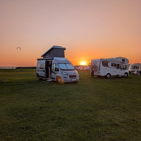 Wohnmobilstellplatz am Wasser mit Sonnenuntergang
